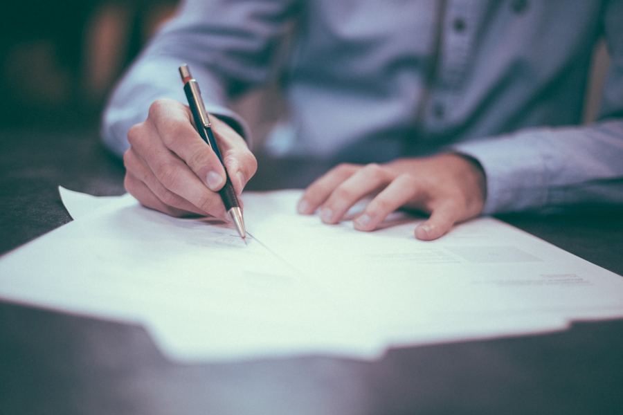 Persona diligenciando documentos para la cita de visa americana