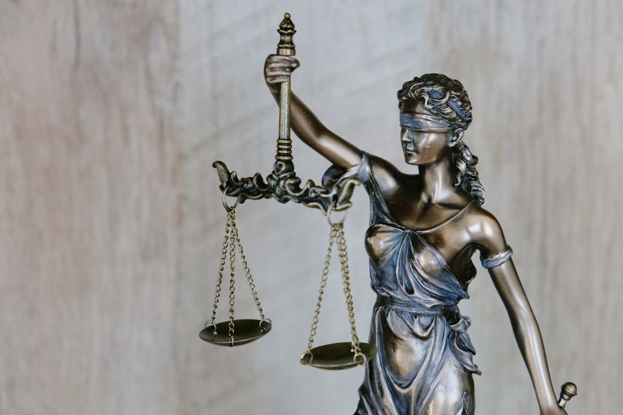 Estatua de la justicia que representa la asesoría legal tras una visa negada