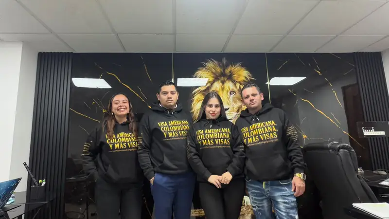 Apretón de manos profesional: acuerdo entre abogados y cliente en Colombia